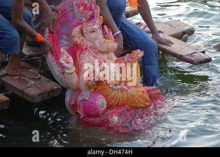 Eintauchen der Ganesh Idol in Gulab Sagar See Jodhpur Rajasthan Indien Stockfoto