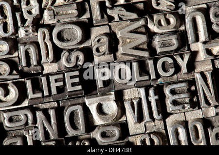 Alten führen Buchstaben bilden die Worte "Lebensversicherung" Stockfoto