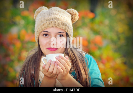 Kaffeetrinken in der Natur im Herbst Zeit Mädchen Stockfoto