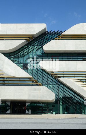 Eingangsfassade und Fenster zum Pierresvives Sports Centre von Zaha Hadid Montpellier France Stockfoto