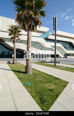 Eingang zum Pierresvives Sportzentrum oder Sport-Komplex von Zaha Hadid & Palm Bäume Montpellier Frankreich Stockfoto