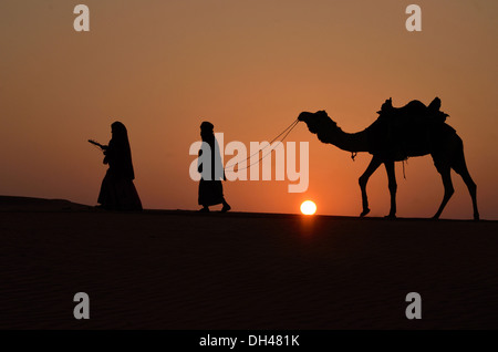 Mann Frau Kamel Wandern bei Sonnenuntergang in der Wüste Rajasthan Indien Asien Stockfoto