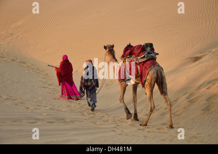 Mann Frau Kamel gehen in Wüste Rajasthan Indien Asien Stockfoto