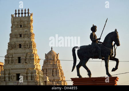 Statue von Veer Hameer Singh Gohil sitzen auf Pferd mit Speer in der hand Tempel im Hintergrund Gujarat Indien Asien Stockfoto