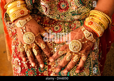 Shi 180178 - Frau, die traditionelle Gold Schmuck in den Händen Rajasthan Indien Asien Stockfoto