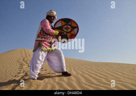 Indischer Mann Folk-Sänger spielen Musikinstrument Duff Dhapli auf einsamen Sanddüne Rajasthan Indien Asien Herr #704I Stockfoto