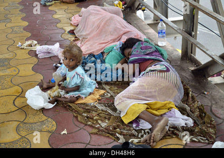 Frau Familie Baby Kind schläft auf Bürgersteig Fußweg Mumbai, Maharashtra, Indien Stockfoto