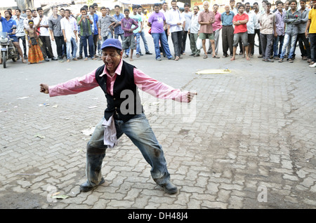 Straßenkünstler unterhalten öffentliche Mumbai Maharashtra Indien Stockfoto