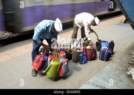 Dabbawala Männer, die Mittagessen an der Haltestelle Churchgate Mumbai Maharashtra Indien Stockfoto