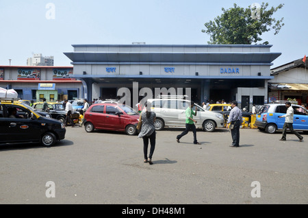 Dadar Bahnhof Eingang in Mumbai, Maharashtra, Indien Stockfoto