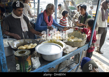 Anbieter verkaufen essen gebratene Brot Gemüse Chole Bhature auf Bürgersteig Fußweg auf Kalkutta West Bengal Indien Stockfoto