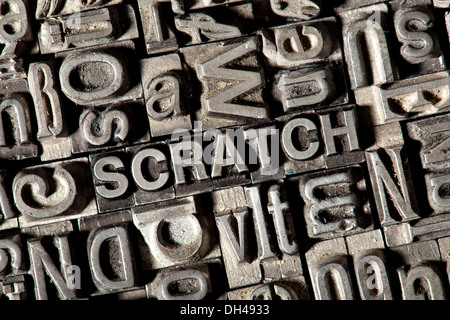 Alten führen Buchstaben bilden das Wort neu Stockfoto