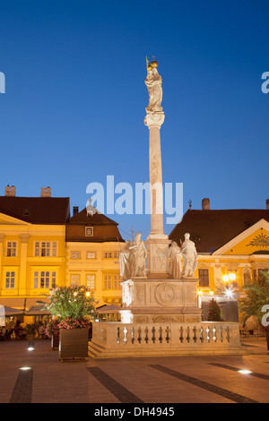 Dreifaltigkeitssäule in Széchenyi-Platz in der Abenddämmerung, Györ, West-Transdanubien, Ungarn Stockfoto