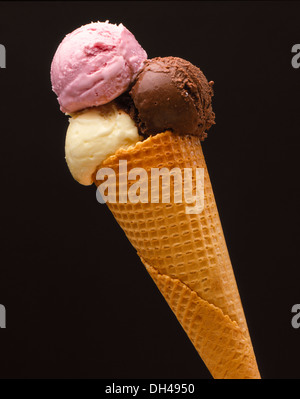Waffel mit Eisportionierer Stockfoto