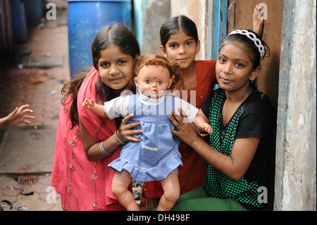 Kinder mit Puppe im Slum von Bachuwadi Kamathipura Mumbai Indien Asien Stockfoto