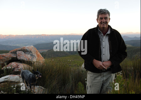 Mann stand in Groot Swartberg Nature Reserve Berg Südafrika Stockfoto