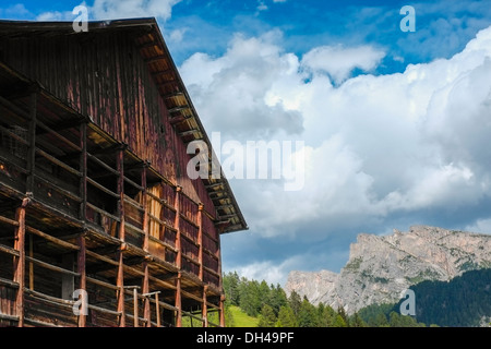 Große hölzerne Scheune in Gröden Stockfoto