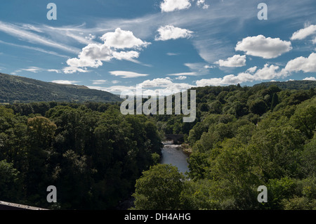 Fluß Dee blickte von der Pontcysyllte-Aquädukt auf dem Shropshire-union-Kanal Stockfoto