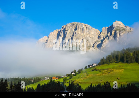 Blick auf die Dolomiten mit Morgen Wolken Frm Corvara, Val Badia, Italien Stockfoto