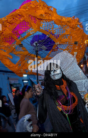 Nachtschwärmer tanzen durch die Straßen in traditionellen Kostümen zu Beginn des Tages der Toten Festival bekannt in Spanisch als D'a de Muertos 30. Oktober 2013 in Oaxaca, Mexiko. Stockfoto