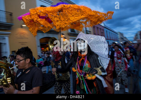 Nachtschwärmer tanzen durch die Straßen in traditionellen Kostümen zu Beginn des Tages der Toten Festival bekannt in Spanisch als D'a de Muertos 30. Oktober 2013 in Oaxaca, Mexiko. Stockfoto