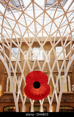 Riesen Mohn Installation, Gedenktag Poppy appellieren, Kings Cross, London, UK. Stockfoto