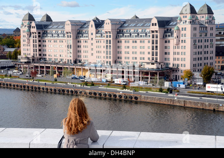 Blick vom Dach des Olso Opera House, entworfen vom norwegischen Architekturbüro Snøhetta am Ufer der Oslofjord, Oslo, Norwegen Stockfoto