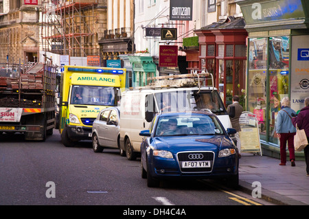 Krankenwagen auf Notruf versucht, durch Stau auf einer belebten Straße in Bath Somerset England Großbritannien squeeze Stockfoto