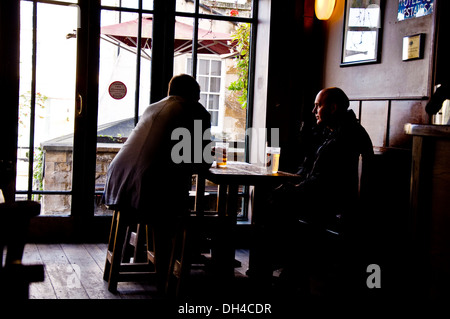 Zwei Männer trinken einen Pint Bier in einem englischen Pub-bar Stockfoto