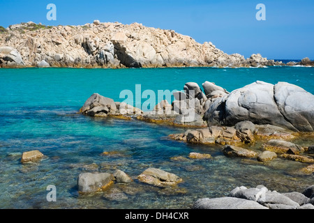 Blaues Meer mit Felsen in Cala Cipolla, Chia, Sardinien Stockfoto