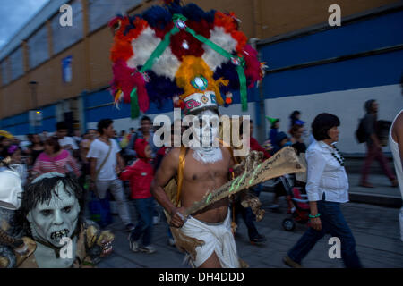 Nachtschwärmer tanzen durch die Straßen in traditionellen Kostümen zu Beginn des Tages der Toten Festival bekannt in Spanisch als D'a de Muertos 30. Oktober 2013 in Oaxaca, Mexiko. Stockfoto