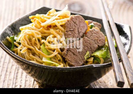 Gebratene Eiernudeln mit Rindfleisch Stockfoto