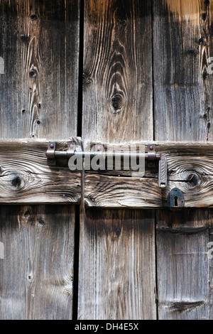 Alte Holztür mit Riegel geschlossen Stockfoto