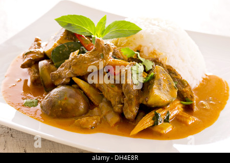 rotes Thaicurry mit Rindfleisch und Reis Stockfoto