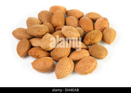 Haufen von Mandeln auf weißem Hintergrund Stockfoto