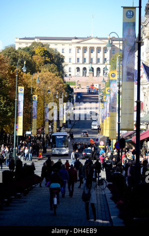 Der Karl Johans gate, der Hauptverkehrsstraße im Zentrum Oslos, die zu den Königlichen Palast, Oslo, Norwegen Stockfoto