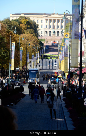 Der Karl Johans gate, der Hauptverkehrsstraße im Zentrum Oslos, die zu den Königlichen Palast, Oslo, Norwegen Stockfoto