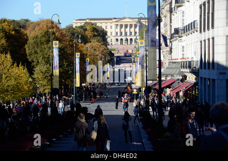 Der Karl Johans gate, der Hauptverkehrsstraße im Zentrum Oslos, die zu den Königlichen Palast, Oslo, Norwegen Stockfoto