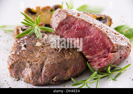 Rindersteaks auf dem Teller Stockfoto