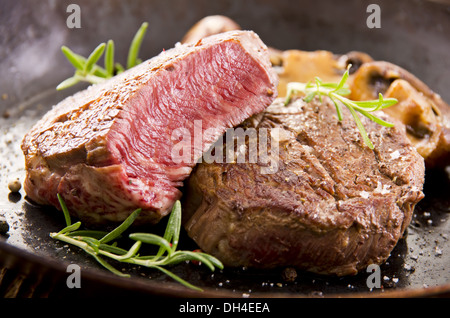 Rindersteak in der Pfanne Stockfoto