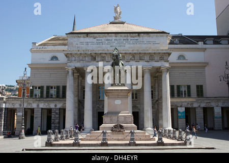 Denkmal Giuseppe Garibaldi in Piazza Raffaele de Ferrari, Genoa, Italien. Teatro Carlo Felice (Opernhaus) befindet sich hinter. Stockfoto