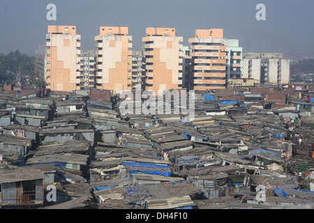 Slums und moderne Gebäude reich und arm in Mankhurd Bombay Mumbai Maharashtra India Asia Stockfoto