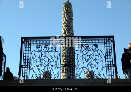 Der Monolith, Vigeland Skulpturenpark, Granit Skulpturen des Bildhauers Gustav Vigeland. norwegische Oslo, Norwegen Stockfoto