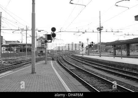 Ein Blick auf das Ende des Bahnsteigs in Torino Porta Nuova Bahnhof, Turin, Italien. Stockfoto