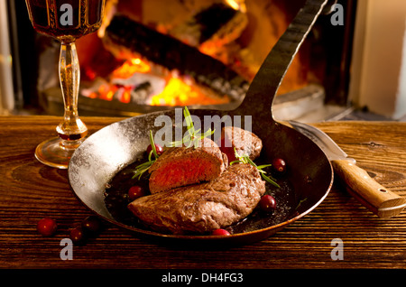 Steaks in der Pfanne anbraten Stockfoto