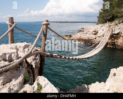 hängende Holzbrücke verbinden felsigen Meer-Kosten Stockfoto