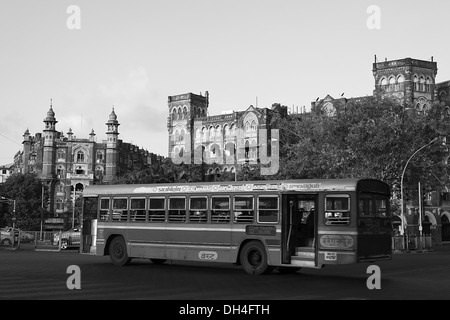 Bus am majestätischen Guest House und indischen Mercantile Villa S P Mukherjee Chowk Mumbai Maharashtra Indien Asien Mai 2012 Stockfoto