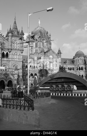 u-Bahn-Auspuff im VT Victoria Terminus Railway Station, die Gebäude Mumbai Maharashtra Indien Asien Mai 2012 Stockfoto