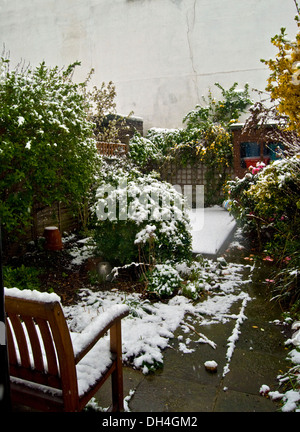 Frühlingsschnee fiel auf den offenen Blüten im Garten Stockfoto