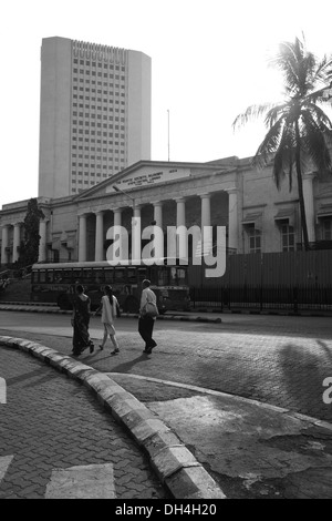 RBI Gebäude Rathaus Asiatic Society zentrale Staatsbibliothek Bus Horniman Kreis Mumbai Maharashtra Indien Asien Juni 2012 Stockfoto